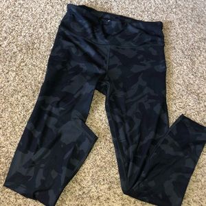 Gap dark floral/camo leggings
